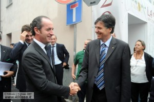 Il ministro Zaia con Mario Sacco, presidente della Camera di Commercio di Asti che organizza la Douja d'Or. Alle loro spalle un perplesso Roberto Cota, capogruppo leghista alla Camera e, si dice, prossimo candidato alla presidenza della Regione Piemonte